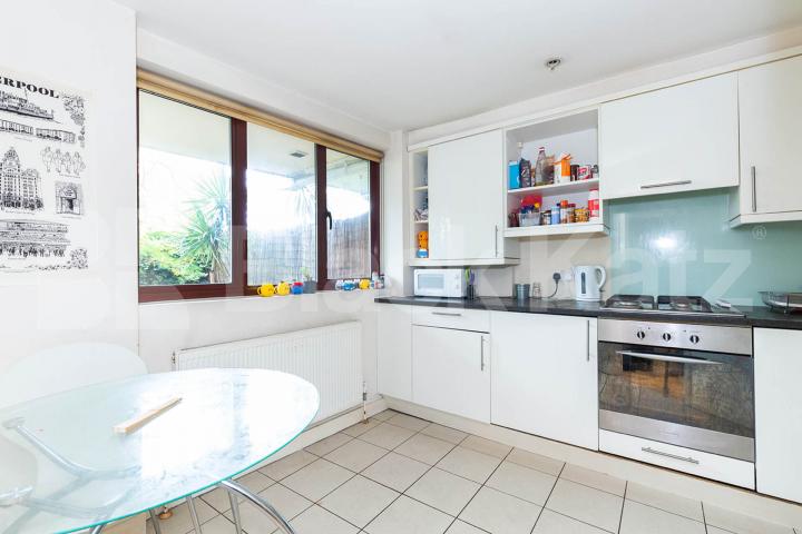 large 3 bedroom house split over 2 floors with 2 bathrooms Aran Mews, Barnsbury Grove